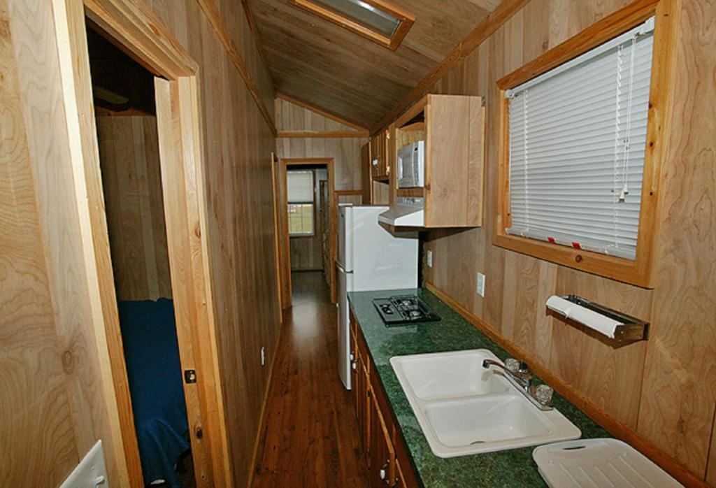 Arrowhead Camping Resort Deluxe Cabin 14 - image 3