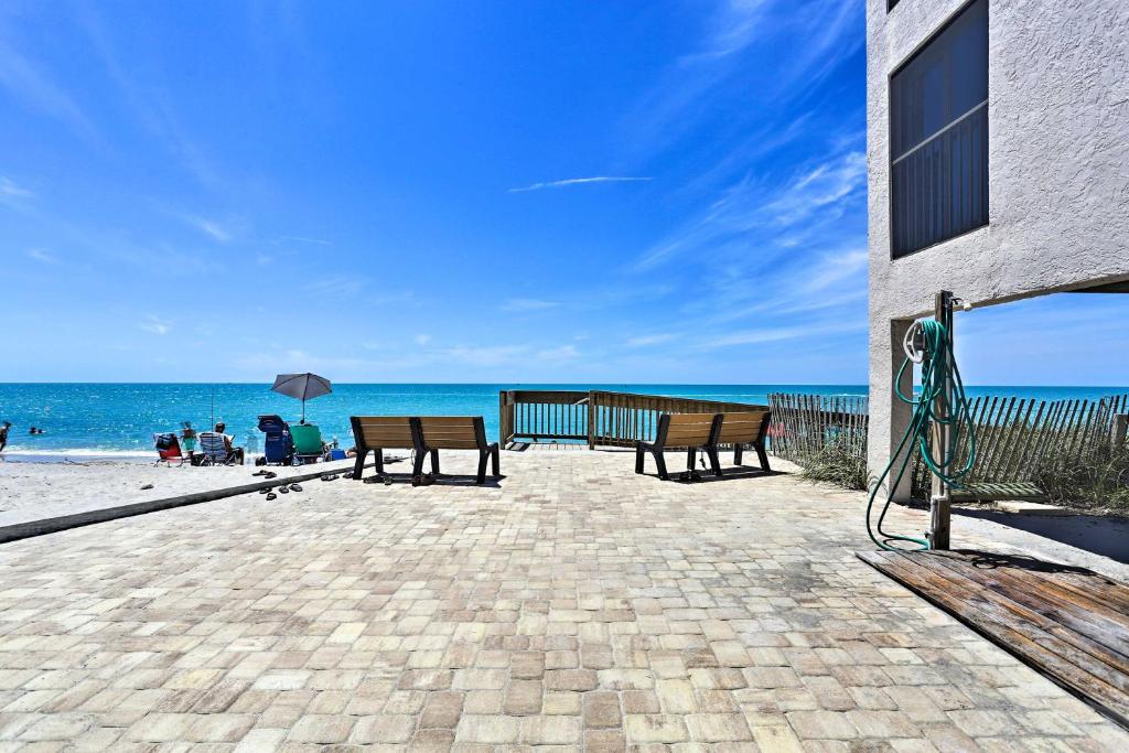 Beachfront Englewood Condo with Comm Pool and Boat Slip - image 3