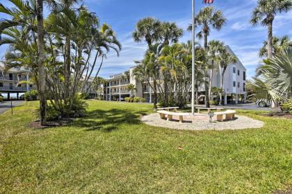 Beachfront Englewood Condo with Comm Pool and Boat Slip - image 8