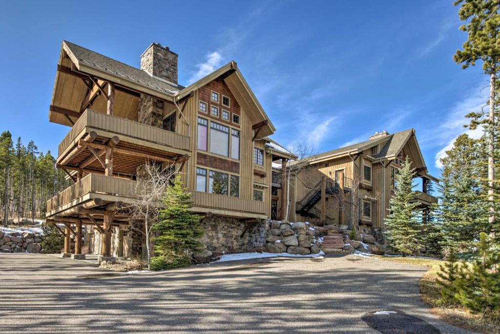 Stunning Ski-In and Ski-Out Mtn Condo with Hot Tub! - image 4