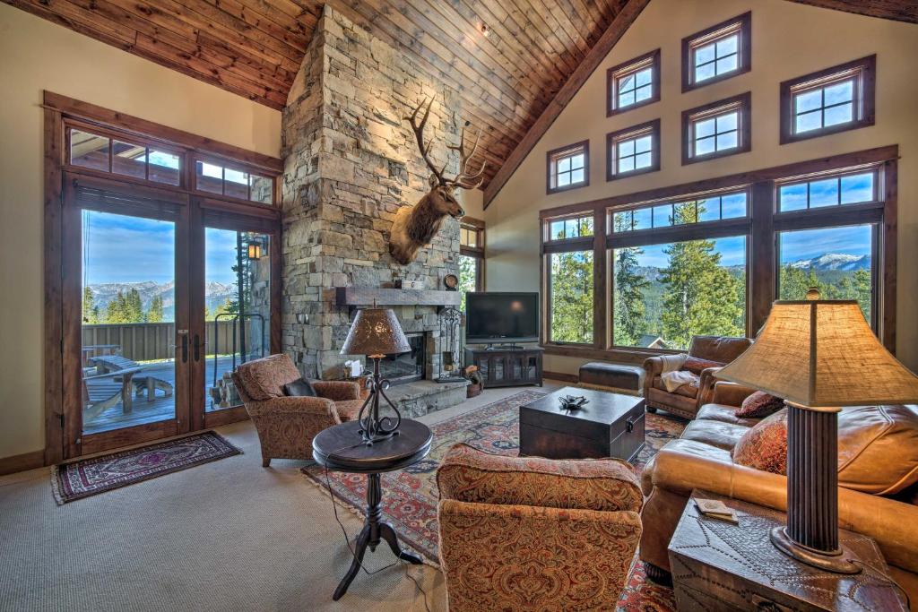 Stunning Ski-In and Ski-Out Mtn Condo with Hot Tub! - image 5