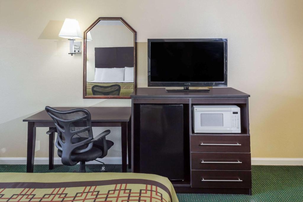 Days Inn by Wyndham Enterprise - image 5