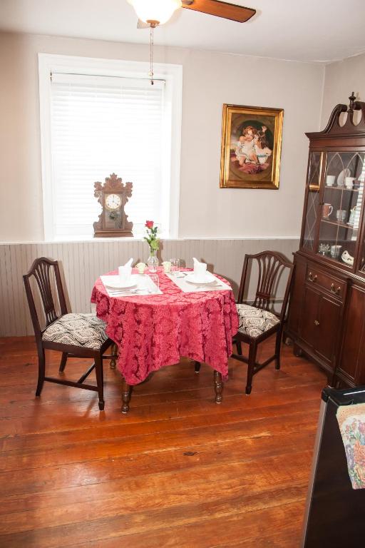 Hertzog Homestead Bed & Breakfast - image 7