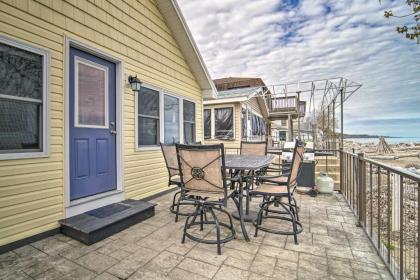 Sunny Modern Waterfront Cottage in Erie!