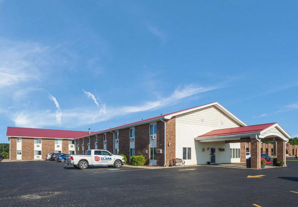 Econo Lodge Inn & Suites - main image