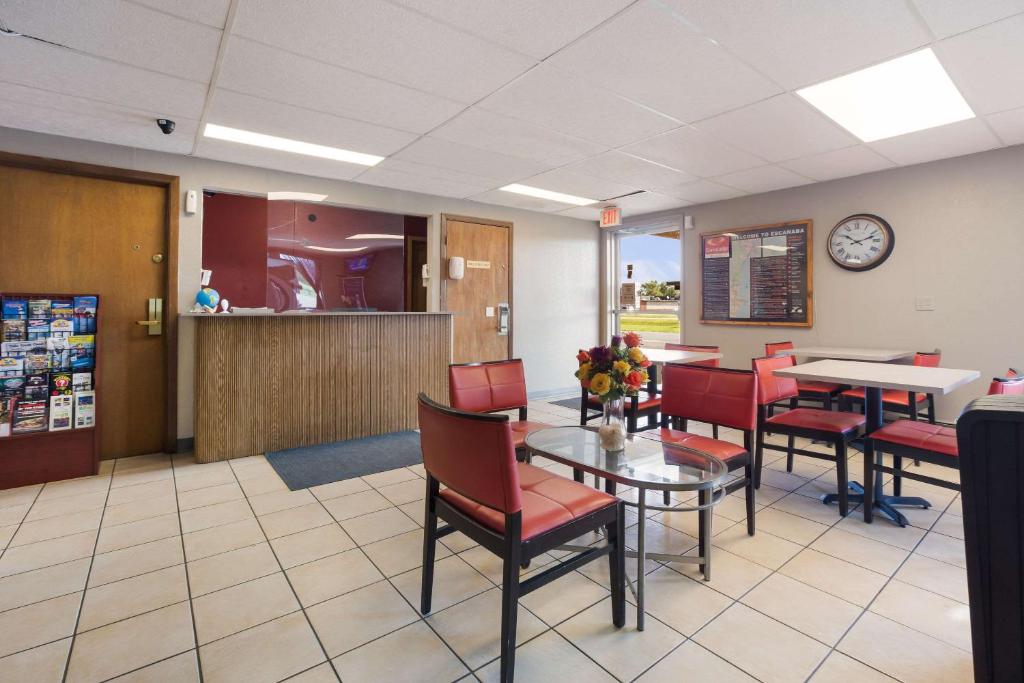 Econo Lodge Inn & Suites - image 2