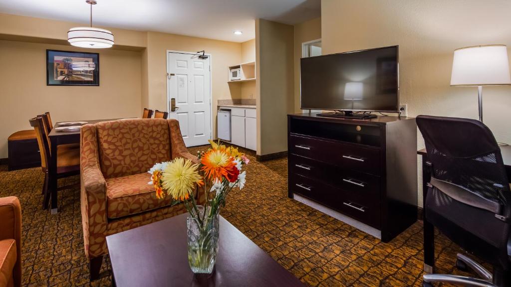 Best Western Escondido Hotel - image 7