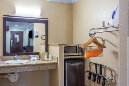 Econo Lodge Inn & Suites Escondido Downtown - image 12