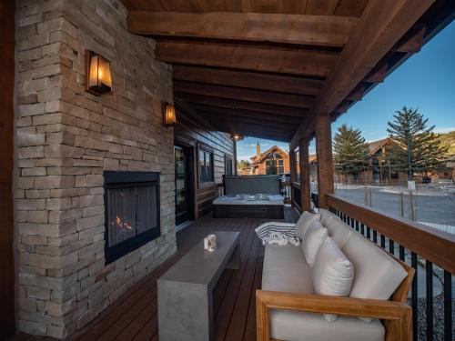 New Log Cabin! Steps to Lake Estes Indoor/Outdoor Fireplace Private Jacuzzi! - image 2