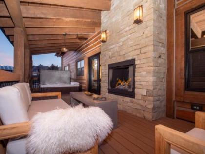 Lake Ridge Escape Surrounded by the Lake and Mountains Indoor and Outdoor Fireplace Private Jacuzzi - image 2