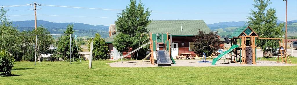 Wolf Den Log Cabin Motel and RV Park - image 4