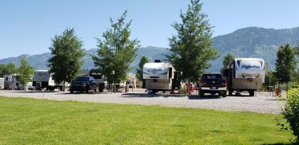 Wolf Den Log Cabin Motel and RV Park - image 5