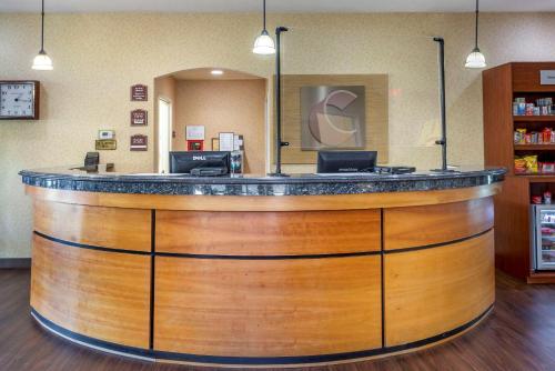 Comfort Suites Eugene - image 2