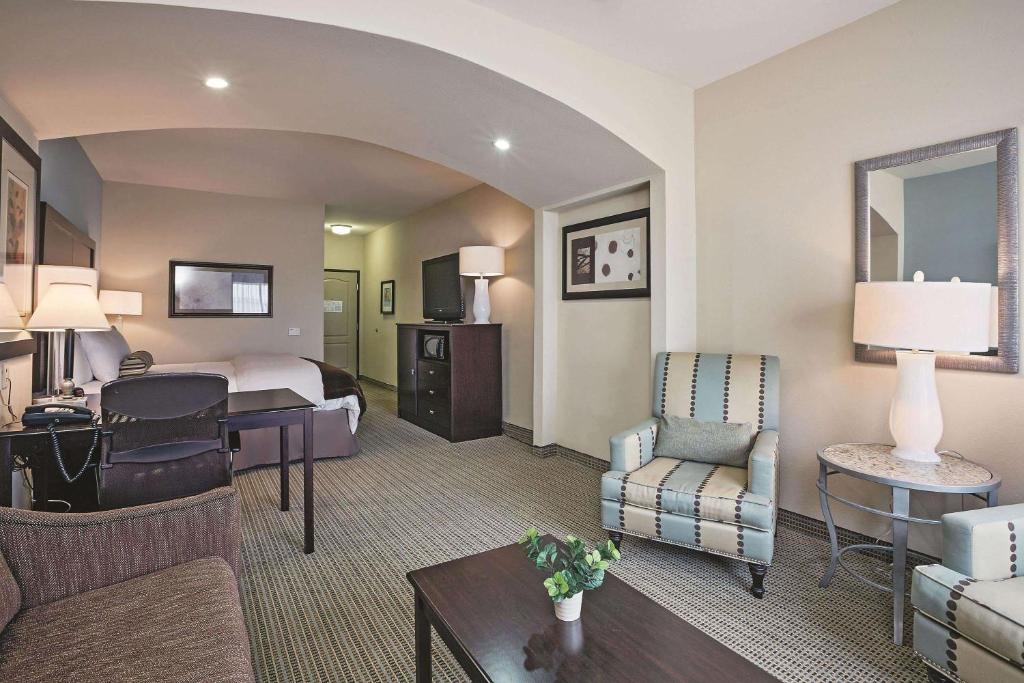 La Quinta by Wyndham DFW Airport West - Euless - image 3