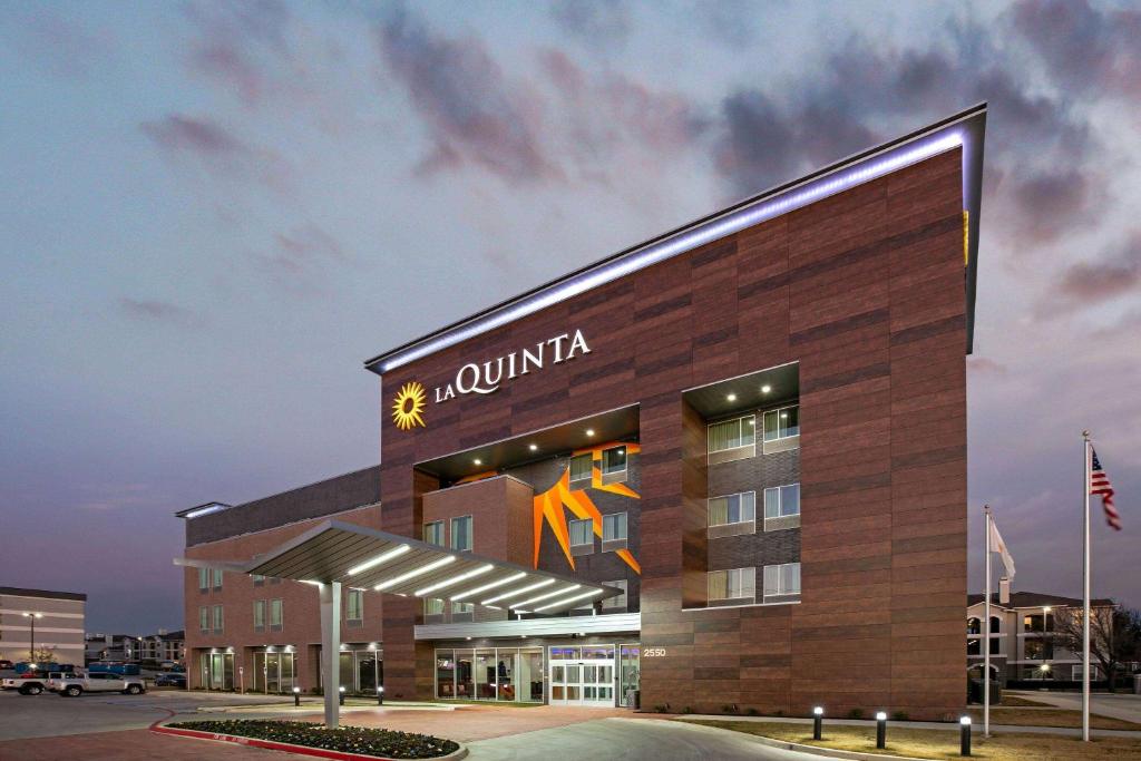 La Quinta Inn & Suites DFW West-Glade-Parks - main image