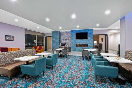 La Quinta Inn & Suites DFW West-Glade-Parks - image 6