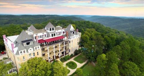 1886 Crescent Hotel and Spa - main image