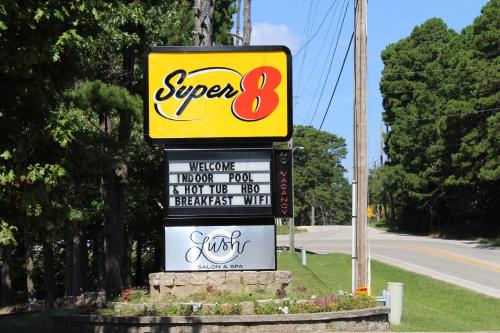 Super 8 by Wyndham Eureka Springs - image 3