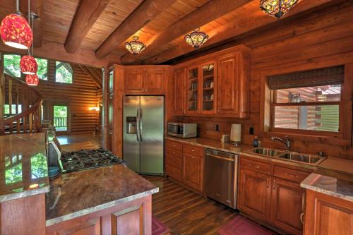 Private Eureka Springs Cabin with Beaver Lake Views! - image 4