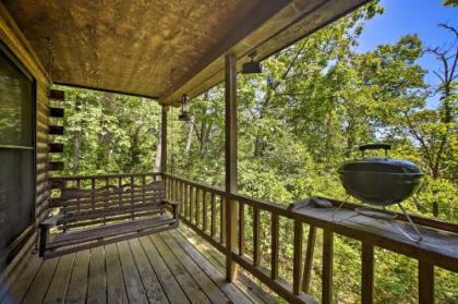 Secluded Studio with Deck about 8 miles to Beaver Lake