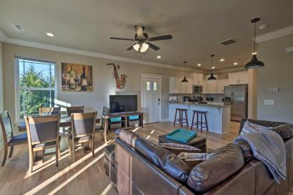 Modern Beaver Lake Gem at Holiday Island! - image 1