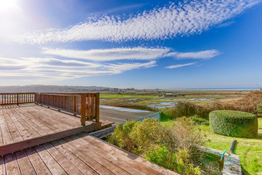 Humboldt Bay Retreat - image 2