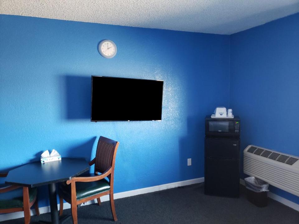 Americas Best Value Inn Greeley - image 2