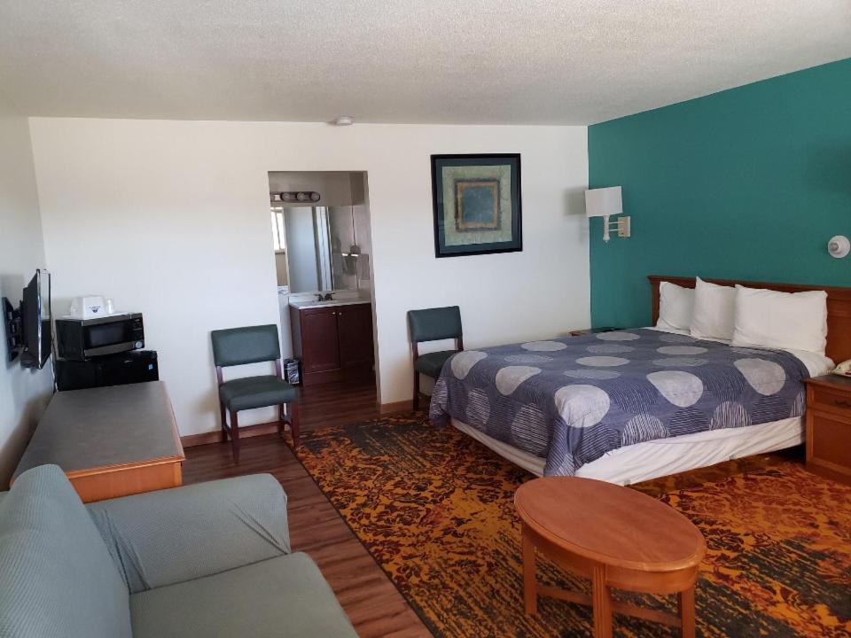 Americas Best Value Inn Greeley - image 3