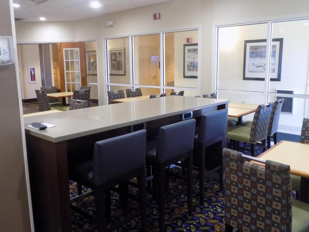 Country Inn & Suites by Radisson Evansville IN - image 5