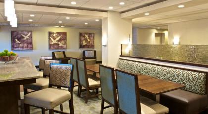 Hampton Inn Evansville - image 9