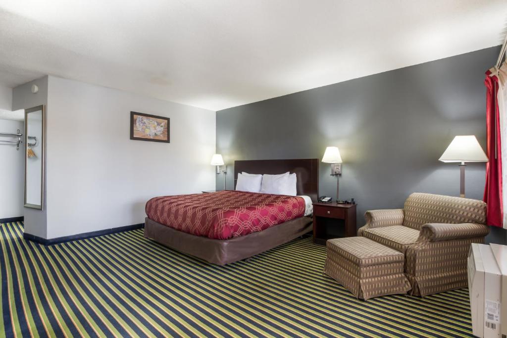 Econo Lodge Evansville - image 7