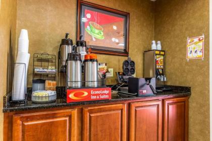 Econo Lodge Inn & Suites Evansville - image 13