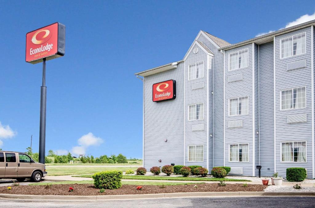 Econo Lodge Inn & Suites Evansville - image 2