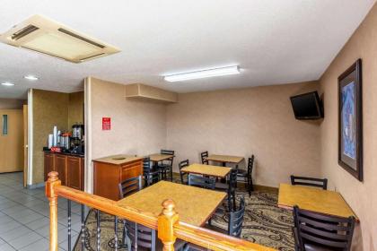 Econo Lodge Inn & Suites Evansville - image 6