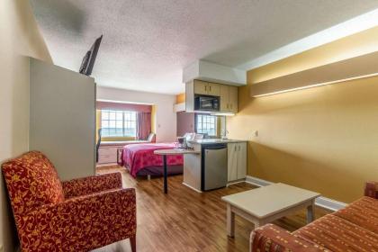 Econo Lodge Inn & Suites Evansville - image 8