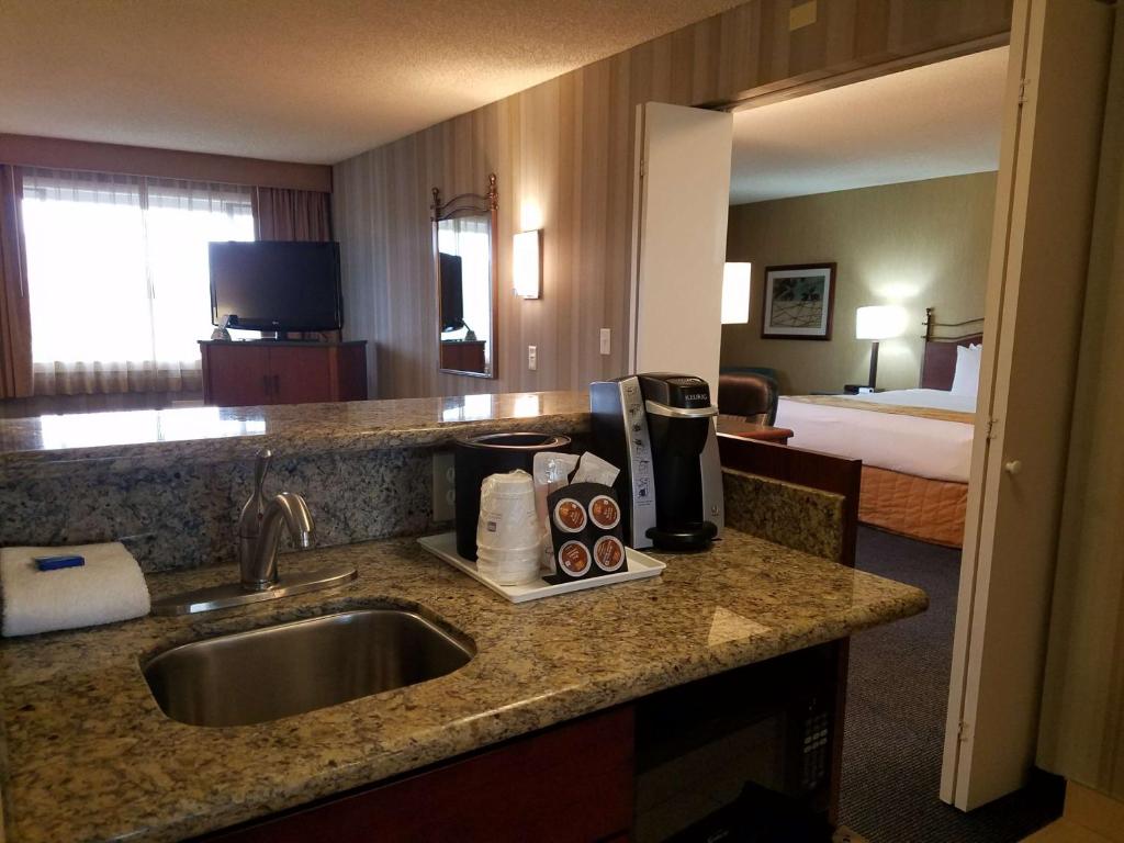 Best Western Cascadia Inn - image 2