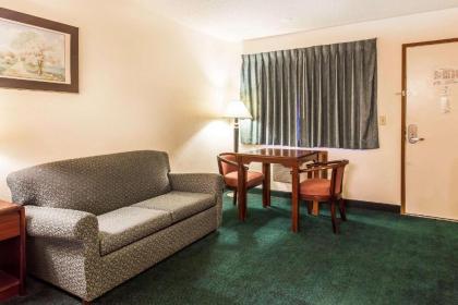 EconoLodge Everett - image 9