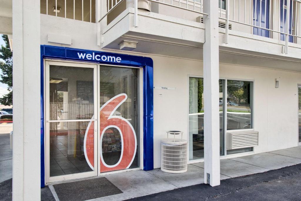 Motel 6-Everett WA - North - image 3