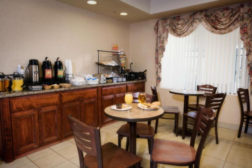 Best Western Exeter Inn & Suites - image 3