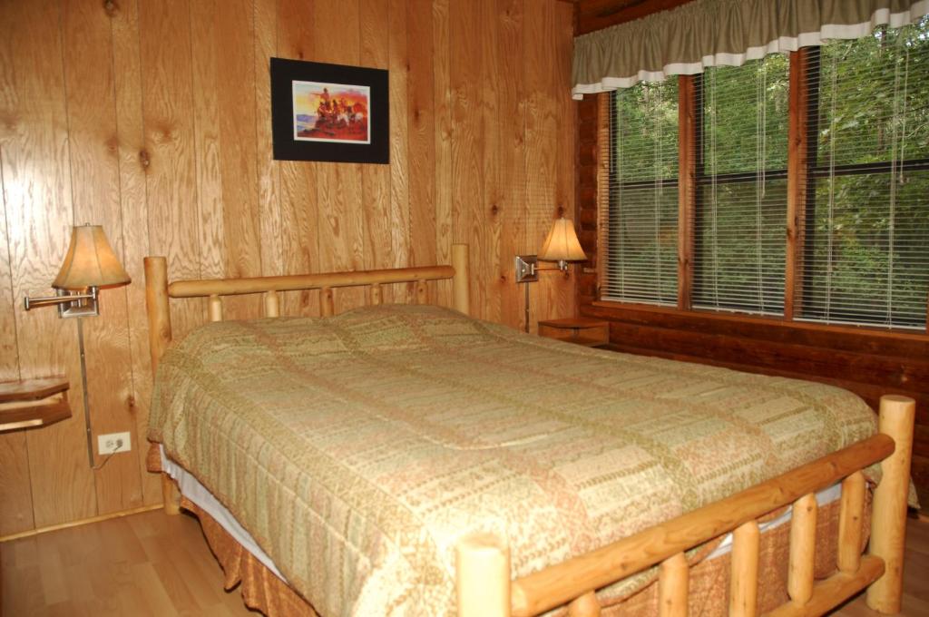 Carolina Landing Camping Resort Deluxe Cabin 4 - image 5