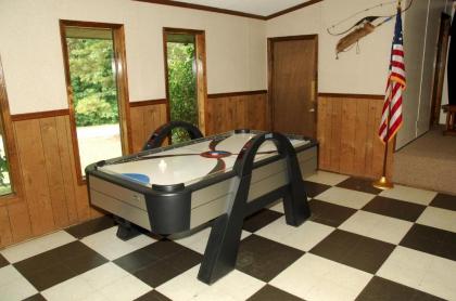 Carolina Landing Camping Resort Two-Bedroom Cabin 1 - image 8