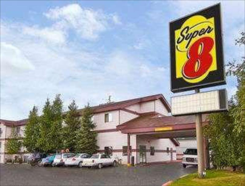 Super 8 by Wyndham Fairbanks - image 2