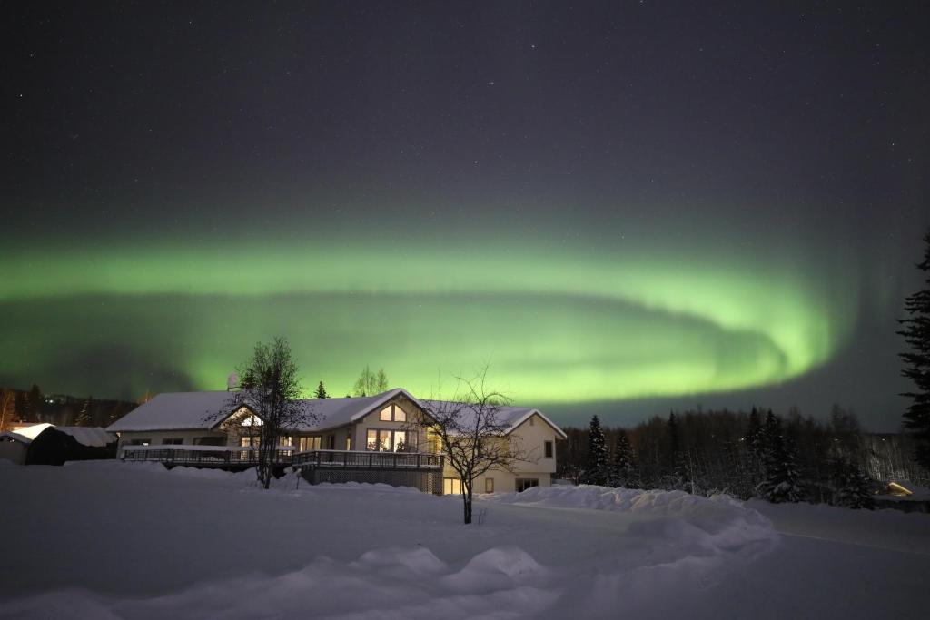 Aurora & Denali View Apartment - main image