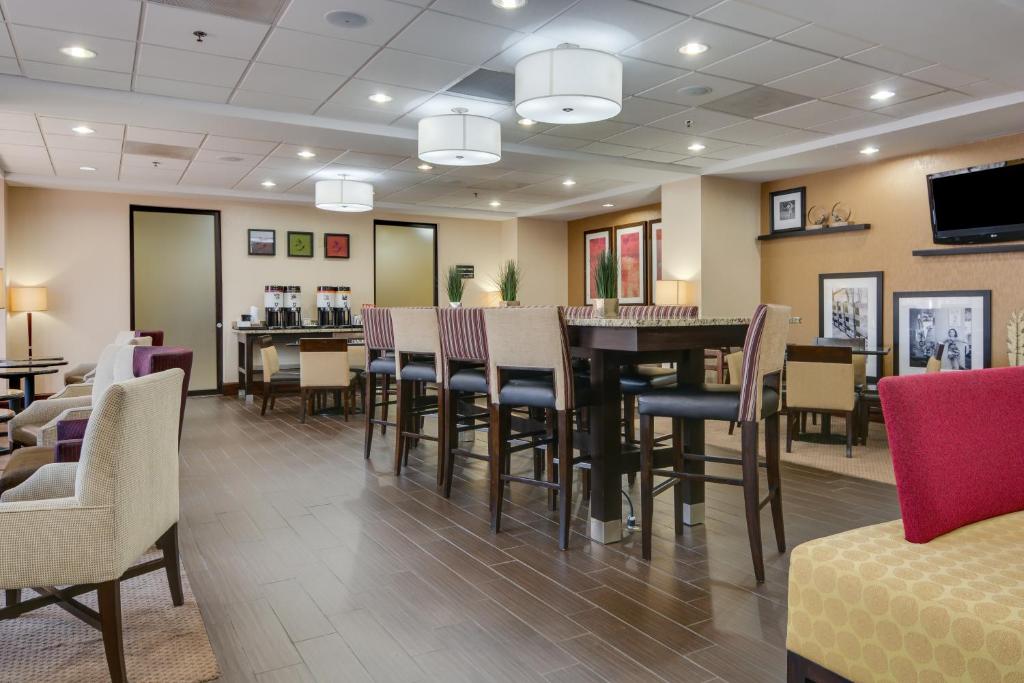 Hampton Inn Atlanta-Fairburn - image 3