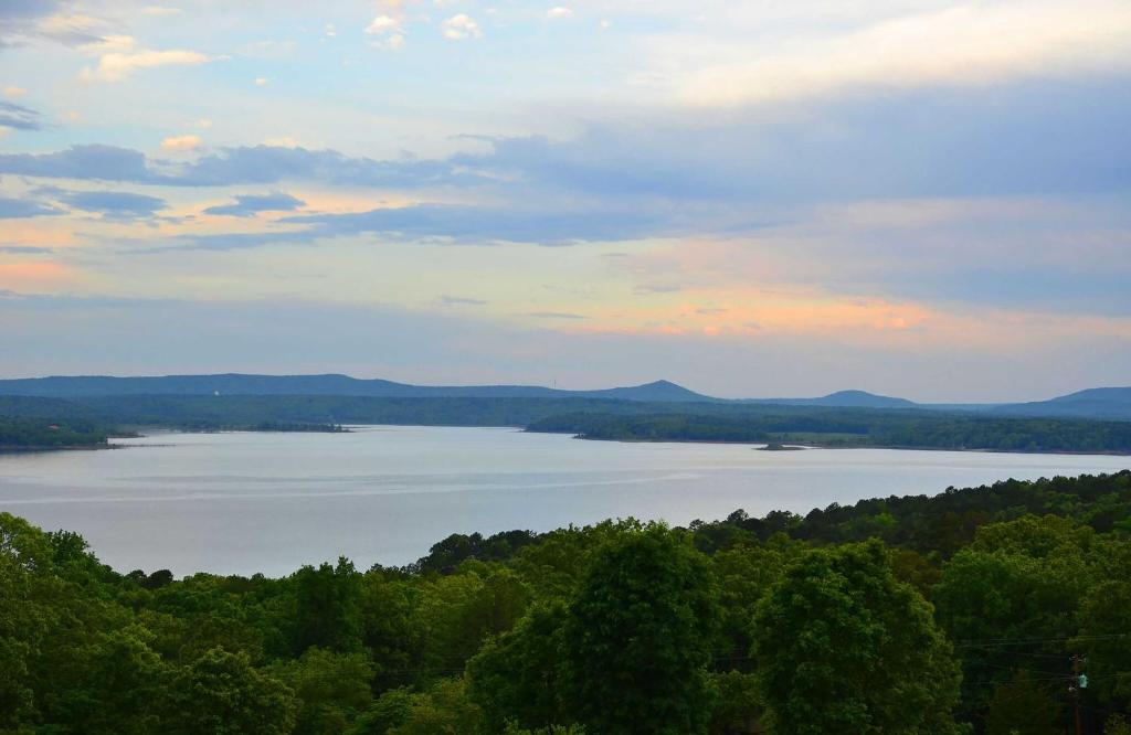 Luxury Family Retreat - Greers Ferry Lake! - image 4