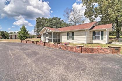 Quaint Greers Ferry Home with Screened Porch Fairfield Bay Arkansas