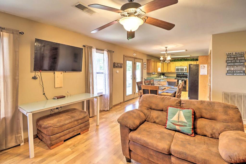 Quaint Greers Ferry Home with Screened Porch! - image 6