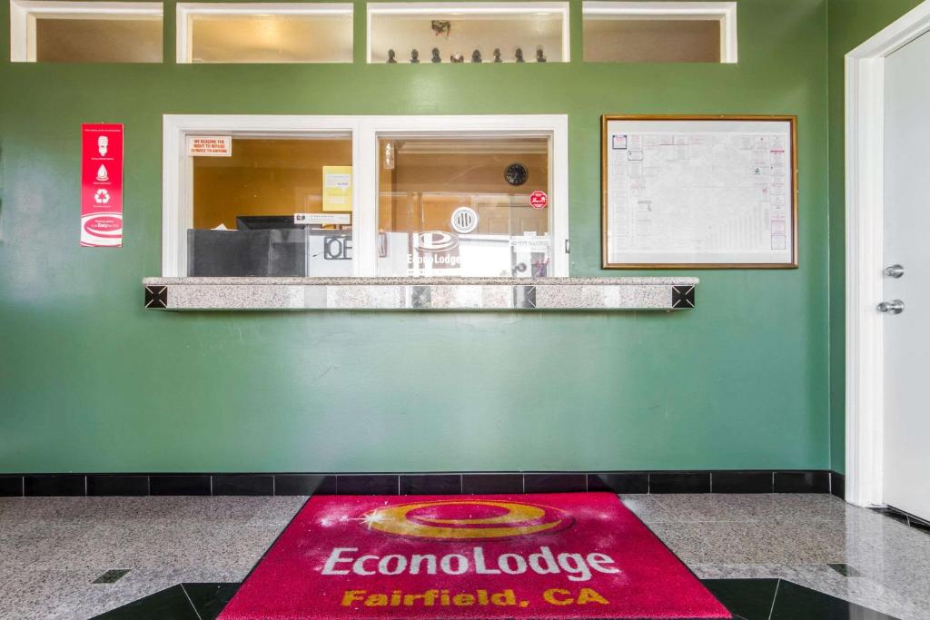 Econo Lodge - image 6