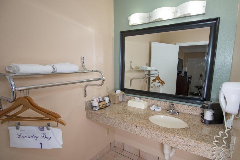 Key West Inn - Fairhope - image 5