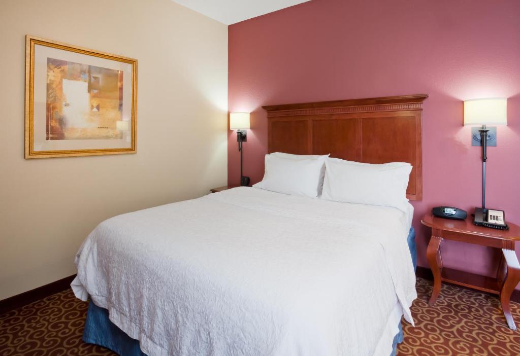 Hampton Inn Fairmont - image 7